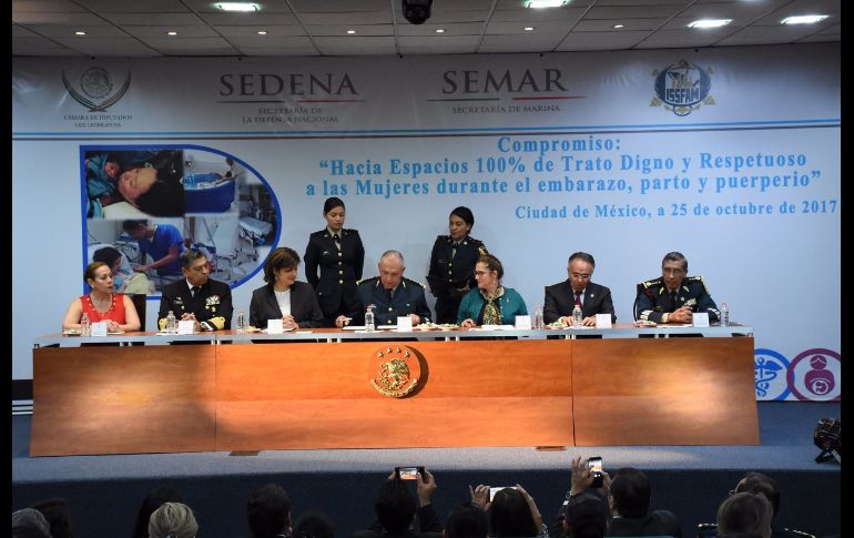 El titular de la Sedena, Salvador Cienfuegos, firma documento en donde garantiza el trato digno al sexo femenino dentro de esta institución. NTX TWITTER / @SEDENAmx