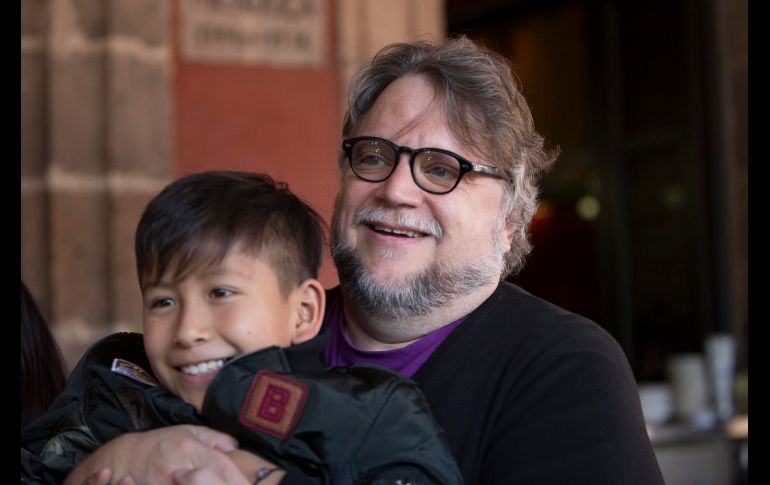 Fanáticos del cineasta Guillermo del Toro lo abordaron en Morelia para saludarlo y tomarse fotos. EFE/L. Granados