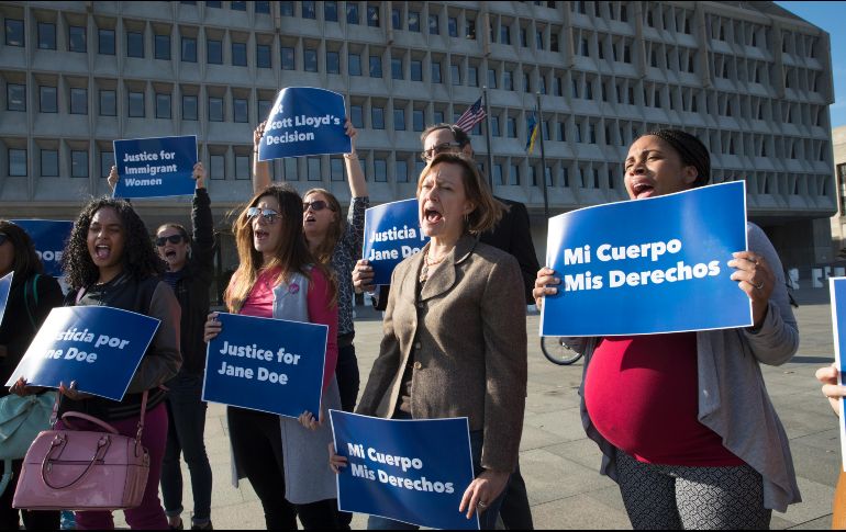 Manifestantes a favor de la planeación de la familia apoyaban la decisión de la joven de abortar. AP / ARCHIVO