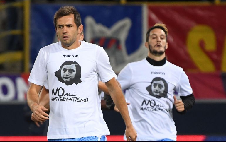 Los jugadores de la Lazio salieron al campo de juego con camisetas que mostraban la cara de Ana Frank y la leyenda 