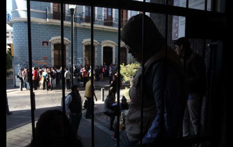 Este miércoles, más de 700 personas hicieron fila en las instalaciones etán ubicadas en Calle Francisco I Madero 110. EL INFORMADOR/E. Barrera