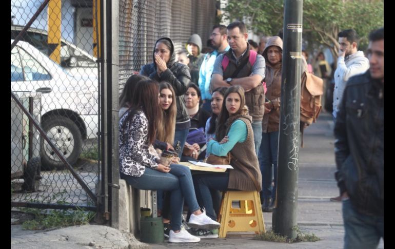 Algunos personas dijeron que se formaron desde la 01:00 de la madrugada. EL INFORMADOR/E. Barrera