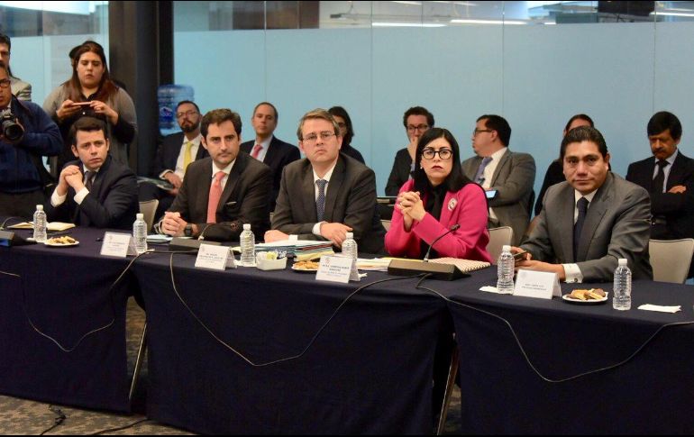 En la reunión participan Miguel Messmacher y la subsecretaria  de la SHCP, Vannesa Rubio. TWITTER / @VRubioMarquez
