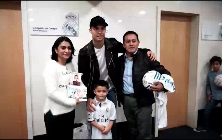 En imágenes compartidas en redes sociales, se ve al jugador del Real Madrid posar con los integrantes de la familia. TWITTER/@RodolfoLanderos