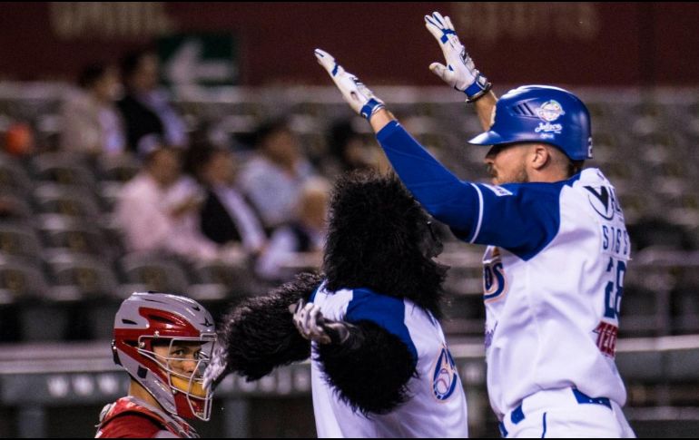 Con voltereta incluida, Charros amarró la serie ante el campeón. TWITTER / @charrosbeisbol