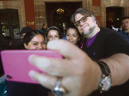 Convive. El realizador tapatío Guillermo del Toro se toma fotos con fanáticos a su llegada al Festival Internacional de Cine de Morelia (FICM). EFE/L. Granados