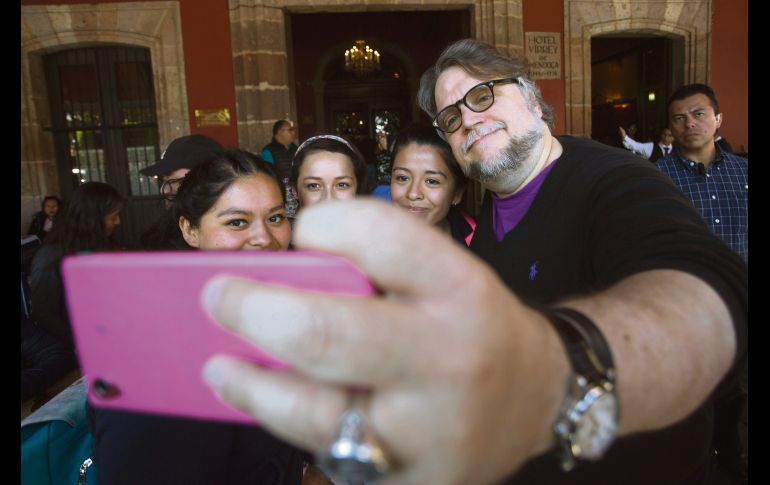 Convive. El realizador tapatío Guillermo del Toro se toma fotos con fanáticos a su llegada al Festival Internacional de Cine de Morelia (FICM). EFE/L. Granados
