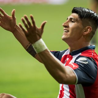 El volante poncha la pelota