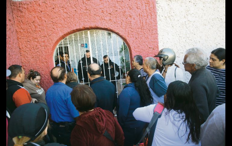 Ante la negativa del personal de seguridad privada de dar ingreso a los socios, las protestas subieron de tono en Chivas San Rafael. EL INFORMADOR/M. Vargas