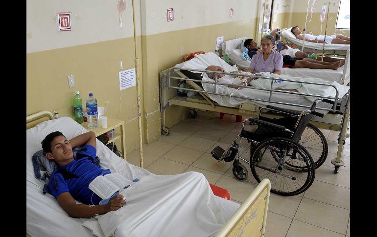 El Ministerio de Salud Pública recomendó a la ciudadanía no comprar y consumir licor de dudosa procedencia. AFP/ARCHIVO