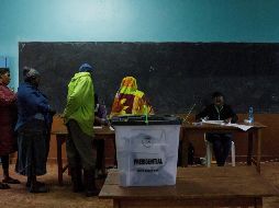 Varios votantes hacen cola para ejercer su derecho al voto en un colegio electoral en Gatundu. EFE/K. Dhanji