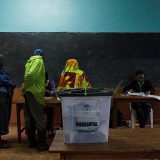 Colegios electorales en Kenia abren en medio de tensión
