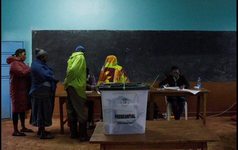 Varios votantes hacen cola para ejercer su derecho al voto en un colegio electoral en Gatundu. EFE/K. Dhanji