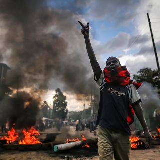 Policías y manifestantes se enfrentan en Kenia