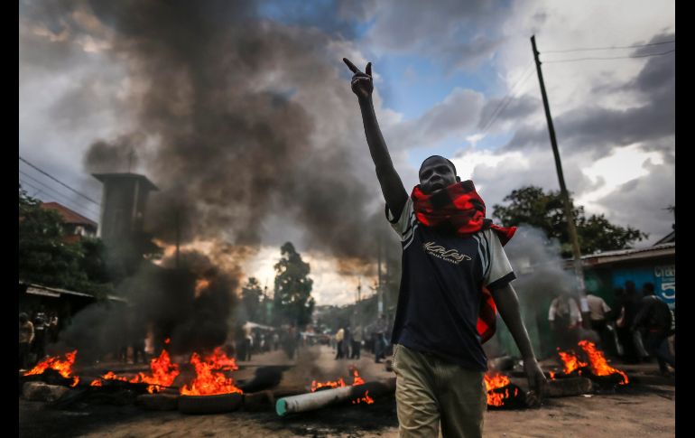 Un seguidor del partido opositor NASA reacciona ante una barricada formada para bloquear el acceso a vehículos que portan material electoral. EFE/D. Kurokawa