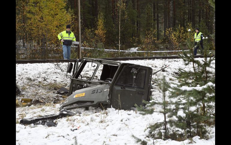 Un oficial de policía observa los restos del camión militar que participó en la colisión. AP/M. Ulander