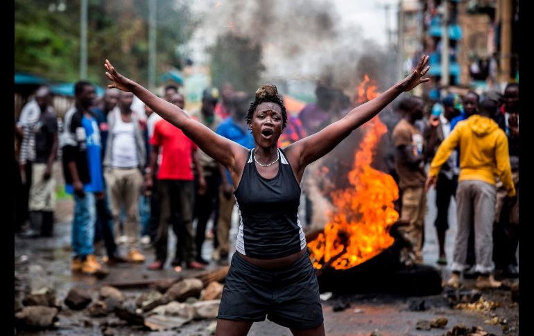 Una simpatizante de la oposición reacciona frente a una barricada en Nairobi, en un bloqueo para evitar el paso de votantes a una casilla durante las elecciones presidendiales en Kenia. AFP/L. Tato