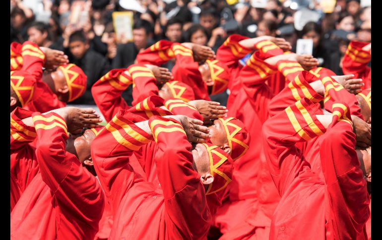 Más de dos mil soldados vestidos de gala participaron en la procesión de la carroza dorada con la urna del rey.