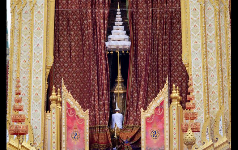El traslado de la urna, simbólica, en la ceremonia. En realidad el féretro con los restos de Bhumibol fue llevado anoche hasta el monumento funerario construido en la plaza Sanam Luang.