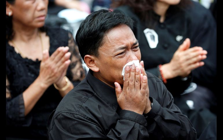 Un hombre llora durante la ceremonia en torno a la plaza de Sanam Luang. La mayoría de los tailandeses consideraban a Bhumibol como un ser casi divino, símbolo de unidad y guía de la nación.