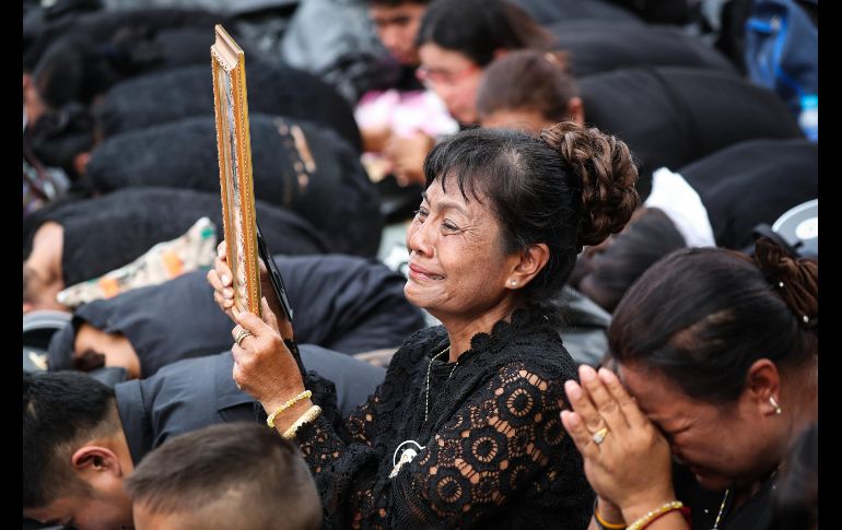 Vestidos de riguroso luto, los súbditos se postraban en el suelo, rezaban y lloraban al paso de la carroza. EFE/ D. Azubel