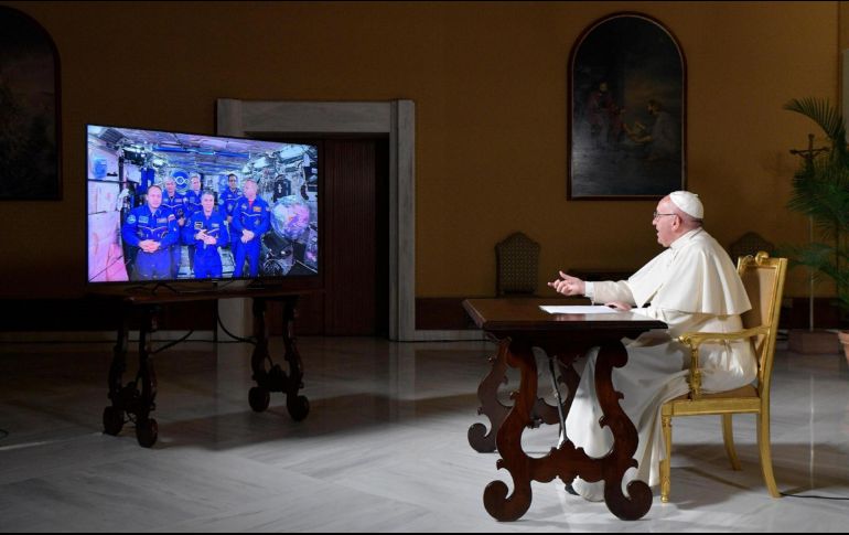 Francisco cuestionó a los astronautas con preguntas tan simples como qué les gusta hacer en el espacio, qué les sorprendía más y qué los inspiró a ser astronautas. EFE / Osservatore Romano