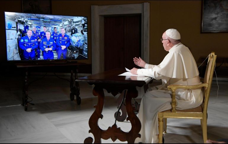 Francisco cuestionó a los astronautas con preguntas tan simples como qué les gusta hacer en el espacio, qué les sorprendía más y qué los inspiró a ser astronautas. EFE / Osservatore Romano