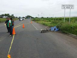 El cuerpo del hombre y su bicicleta quedaron tendidos sobre la vialidad. ESPECIAL /