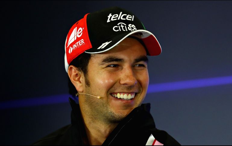 Pérez Mendoza ya subastó un casco firmado por todos los pilotos de la Fórmula Uno, para recabar ayuda monetaria para quienes la necesitan. AFP/C. Rose