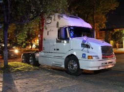 El tracto camión fue localizado en los cruces de Mariano Otero y Copérnico, en la colonia Paseos del Sol. ESPECIAL