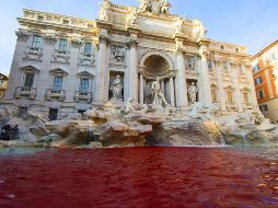 Las autoridades romanas cortaron el flujo de agua en la fuente y la estaban drenando para prevenir daños por la pintura. EFE / M. Percossi