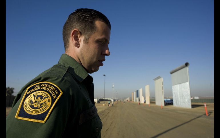 Un agente del servicio de patrulla fronteriza de EU camina hoy cerca de los prototipos del muro fronterizo en San Diego, California. A CONTINUACIÓN, VE LAS PROPUESTAS. EFE/D. Maung