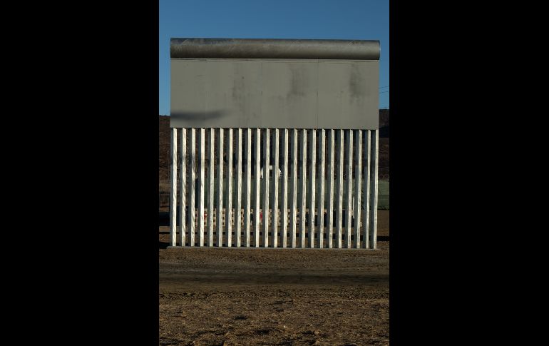 Este muro con columnas de metal gris tiene arriba una gran placa de metal. AFP/Archivo