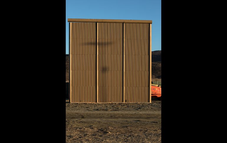 Con vigas redondeadas en la parte superior, este muro de metal cuenta con una superficie corrugada. AFP/Archivo