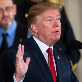 Trump permite publicar miles de archivos sobre Kennedy; retiene algunos