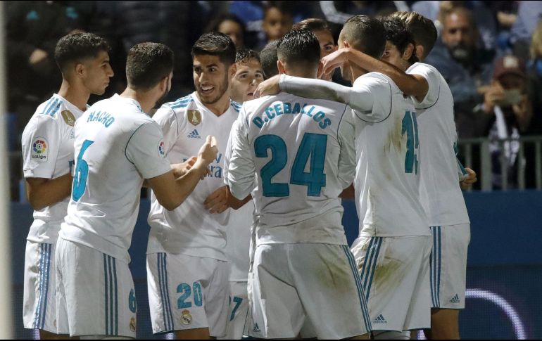 Los jugadores del Real Madrid celebran el primer gol del equipo blanco., anotado por Asensio. EFE/J. Martín