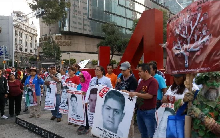 El contingente, que pide el esclarecimiento de la desaparición de los estudiantes, salió del Ángel de la Independencia. TWITTER / @SeGobCDMX