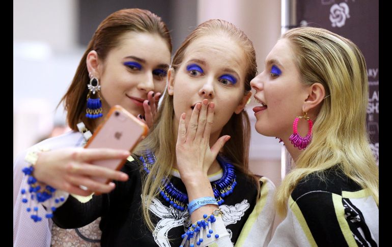 Modelos toman una selfie tras bambalinas antes de desfilar durante la Semana de la Moda de Bielorrusia, en Minsk. EFE/T. Zenkovich