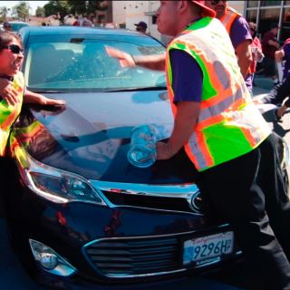 Auto arremete contra marcha pro inmigrantes en California