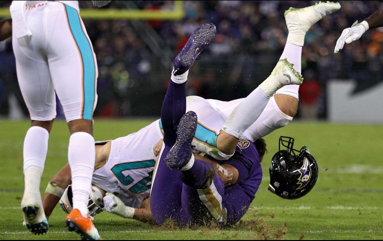Joe Flacco salió minutos antes del final del segundo cuarto por el fuerte golpe que le propinó Kiko Alonso. Hasta ese momento había completado 10 pases. AFP/P. Smith