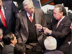 Los senadores Emilio Gamboa Patrón (derecha) y Manuel Bartlett (centro), entre otros legisladores, ayer durante la sesión de la Cámara alta. SUN/L. Godínez