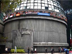 El mercado accionario local opera un volumen de 488 mil 639 títulos, por un importe económico de 21.6 millones de pesos. AFP / ARCHIVO