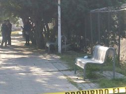 Los policías descubrien un cuerpo envuelto de los pies a la cintura con bolsas de plástico y cinta canela. ESPECIAL