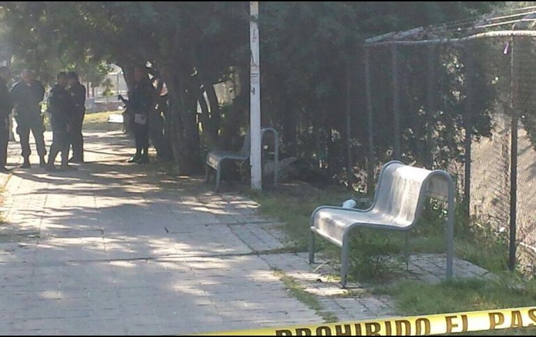 Los policías descubrien un cuerpo envuelto de los pies a la cintura con bolsas de plástico y cinta canela. ESPECIAL