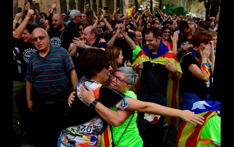 Durante toda la tarde del viernes, en las calles de Barcelona se percibió un ambiente festivo por la declaración unilateral. AFP / P. Marcou