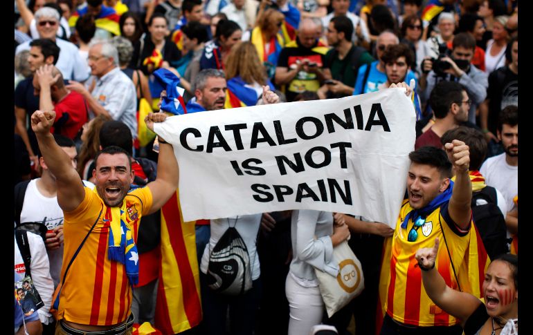 Los habitantes de Cataluña de inmediato reaccionaron con mensajes separatistas e incluso desaparecieron bandera de España de los edificios públicos. AP / E. Morenatti