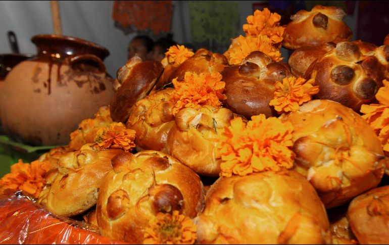 En México, en estas festividades se honra a los difuntos en una tradición ancestral y enormemente popular en la que no faltan los altares de muertos adornados con este pan autóctono. EL INFORMADOR / ARCHIVO