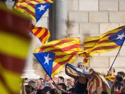 Miles de personas se concentran en la Plaza de Sant Jaume de Barcelona para festejar la independencia de Cataluña. EFE/Q. García