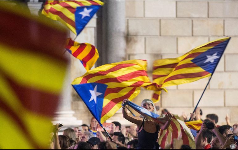 Miles de personas se concentran en la Plaza de Sant Jaume de Barcelona para festejar la independencia de Cataluña. EFE/Q. García
