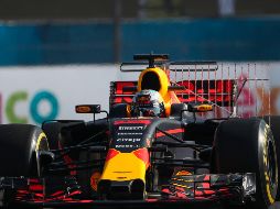 El piloto de Red Bull superó por apenas 131 milésimas al británico Lewis Hamilton, de Mercedes. AFP/Y. Cortez
